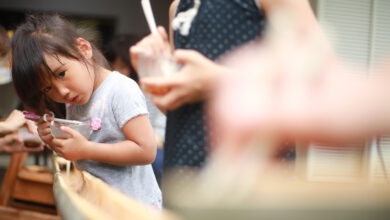 流しそうめんをする女の子