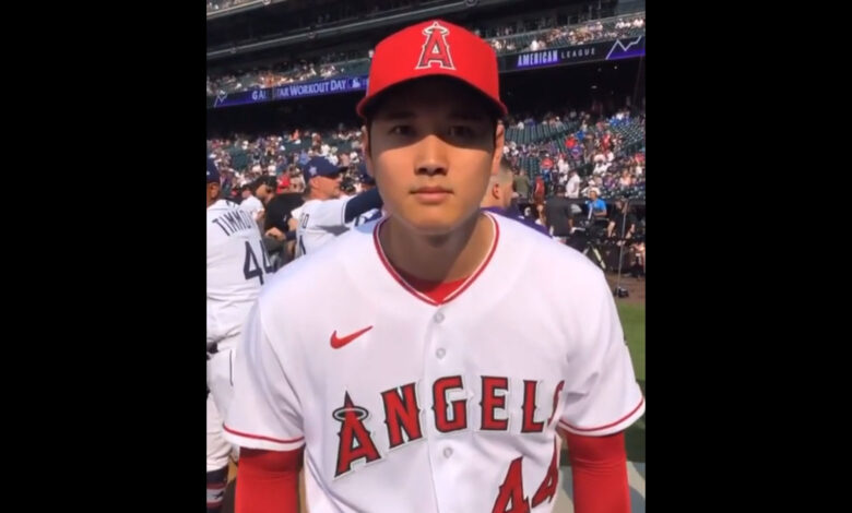 大谷にキスされた 打撃練習前にカメラで遊ぶ大谷がかわいすぎると話題に 海外の反応 ぽぷめでぃ 海外の反応 日本の反応